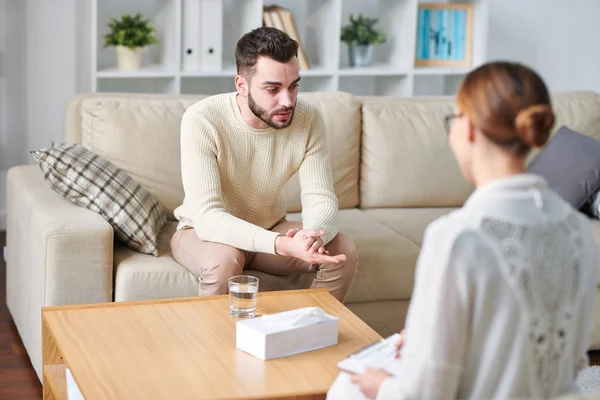 Jonge Beklemtoonde Man Casualwear Zittend Bank Tijdens Individuele Psychologische Sessie — Stockfoto