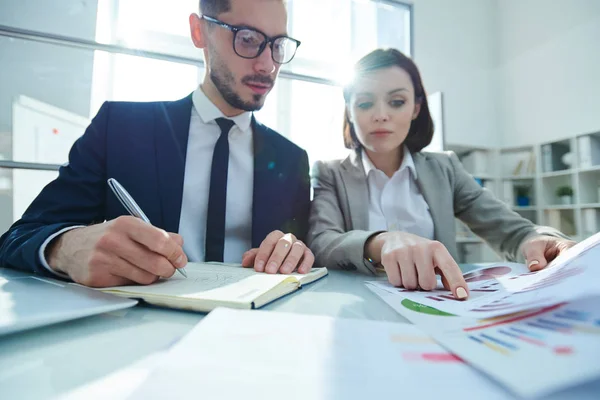 Joven Economista Apuntando Carta Financiera Documento Mientras Discute Con Colega — Foto de Stock