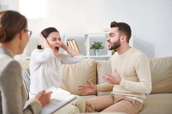 Νεαρή Ενοχλημένος Γυναίκα Φωνάζοντας Και Καλύπτοντας Αυτιά Από Χέρια Ενώ — Φωτογραφία Αρχείου