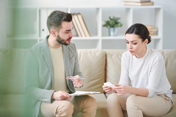 Troubled Giovane Donna Casualwear Seduta Sul Divano Accanto Psicologo Dando — Foto Stock