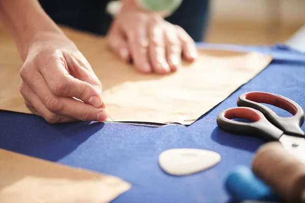 Joven Costurera Profesional Fijar Patrón Papel Tela Azul Mientras Trabaja —  Fotos de Stock
