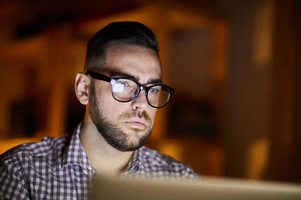 Joven Gerente Contemporáneo Diseñador Sentado Frente Pantalla Computadora Oficina Oscura —  Fotos de Stock