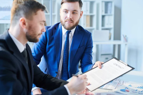 Jonge Zelfverzekerde Zakenman Houdt Klembord Met Contract Zoek Naar Nieuwe — Stockfoto