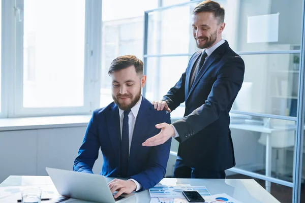 Alegre Empleador Ropa Formal Pie Junto Subordinado Apuntando Pantalla Del —  Fotos de Stock