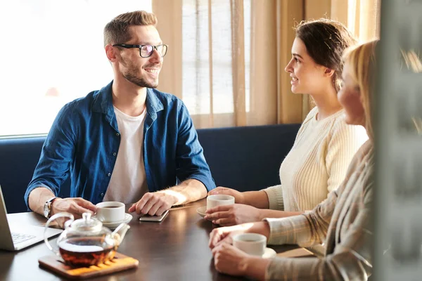 Heureux Jeune Homme Deux Femmes Tenue Décontractée Réunis Table Dans — Photo