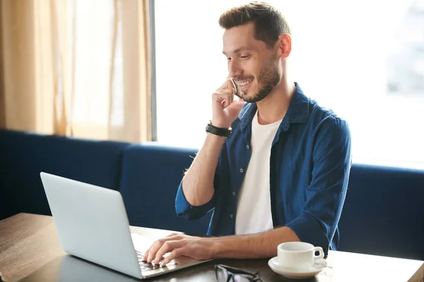 Lycklig Affärsman Casualwear Sitter Med Fönster Framför Laptop Nätverk Och — Stockfoto