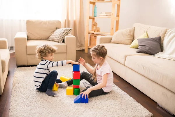 Lindos Hermanos Jugando Cubos Plástico Varios Colores Mientras Están Sentados —  Fotos de Stock