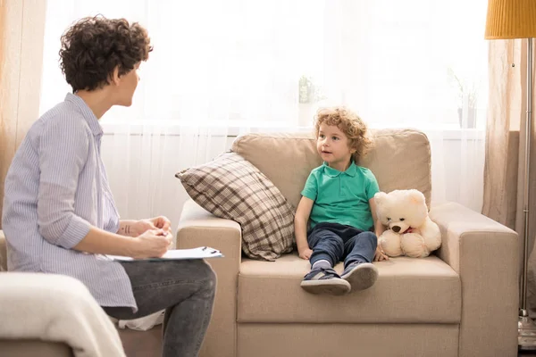 Schattige Kleine Zoon Met Blond Krullend Haar Met Praten Met — Stockfoto