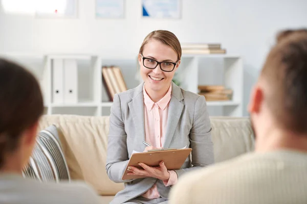 Glücklicher Erfolgreicher Berater Eleganten Anzug Der Sich Notizen Macht Während — Stockfoto