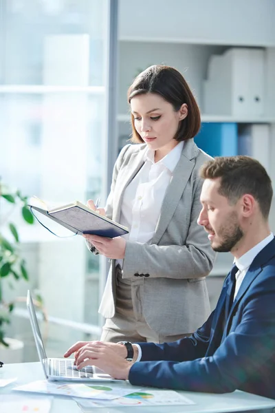 Joven Elegante Empresaria Traje Leyendo Sus Notas Cuaderno Mientras Colega — Foto de Stock