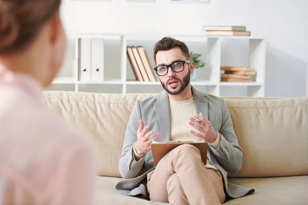 Confiado Consejero Casuales Inteligentes Anteojos Sentado Sofá Delante Del Paciente — Foto de Stock