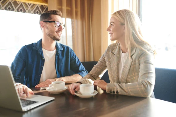 Glückliche Junge Elegante Blonde Geschäftsfrau Und Ihr Kollege Freizeitkleidung Diskutieren — Stockfoto