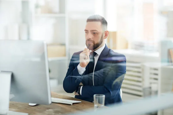 Giovane Uomo Affari Pensieroso Che Guarda Schermo Del Computer Mentre — Foto Stock