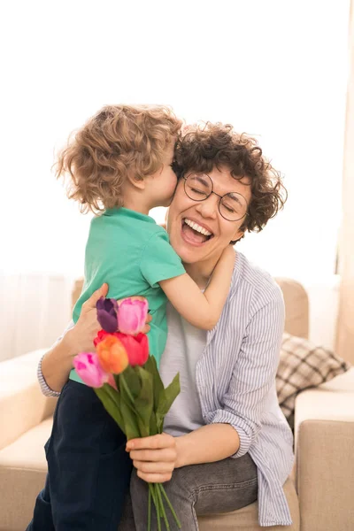 Rire Jeune Femme Avec Tas Tulipes Fraîches Exprimant Affection Gratitude — Photo