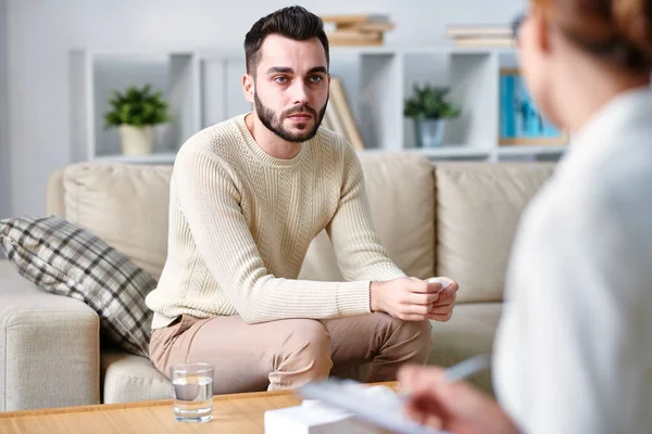 Poważny Młody Pacjent Psychoterapeuty Siedzi Kanapie Słucha Jej Rady Podczas — Zdjęcie stockowe