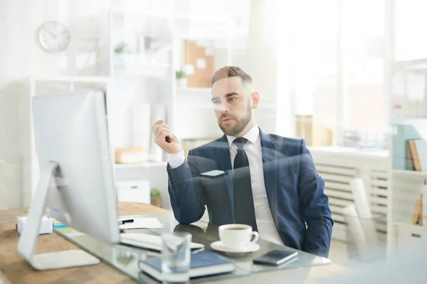 Giovane Imprenditore Fiducioso Direttore Dell Organizzazione Guardando Uno Dei Partner — Foto Stock