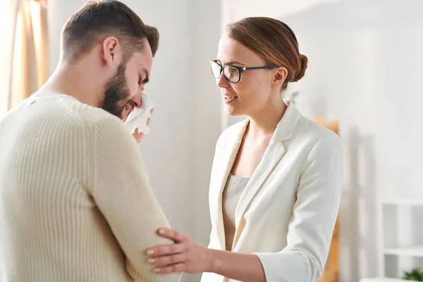 Gütiger Und Freundlicher Ratgeber Der Vor Dem Leidenden Patienten Steht — Stockfoto