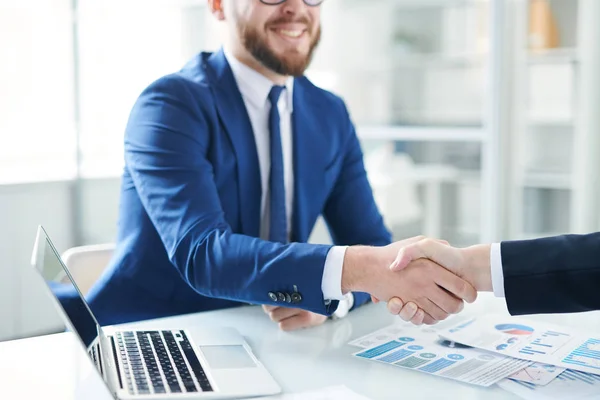 Šťastný Mladý Makléř Formalním Nošení Třesoucí Rukou Svého Partnera Nebo — Stock fotografie