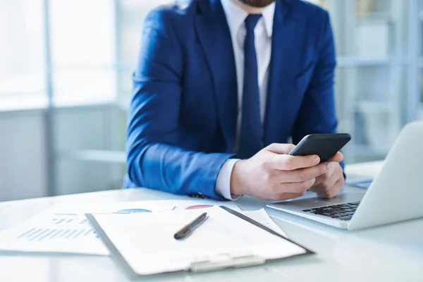 Diversi Documenti Finanziari Penna Elegante Uomo Affari Con Smartphone Laptop — Foto Stock