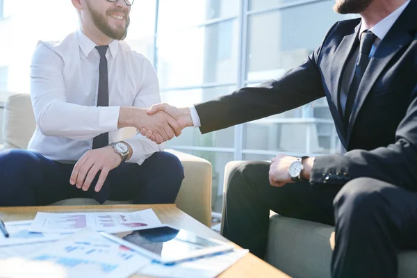 Dois Jovens Corretores Sucesso Formalwear Apertando Mãos Após Discussão Pontos — Fotografia de Stock