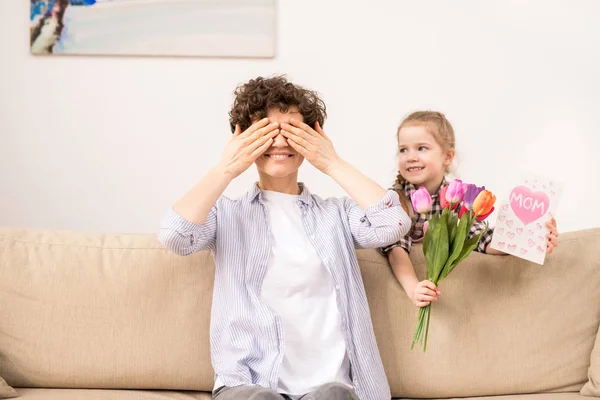 Hübsches Kleines Mädchen Mit Tulpenstrauß Und Grußkarte Die Neben Ihrer — Stockfoto