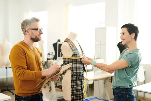 Mujer Feliz Sastre Pie Por Maniquí Tomando Medidas Con Cinta — Foto de Stock