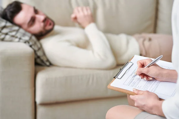 Samtida Rådgivare Fyller Uppgifter Patienten Dokument Medan Sitter Framför Honom — Stockfoto