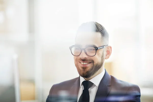 Joven Hombre Negocios Alegre Gafas Ropa Formal Sentado Frente Pantalla —  Fotos de Stock