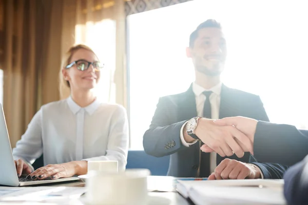 Handdruk Van Twee Jonge Ondernemers Het Onderhandelen Ondertekenen Van Een — Stockfoto