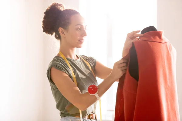 Jonge Vrouw Casualwear Staande Voor Dummy Met Rode Jas Proberen — Stockfoto