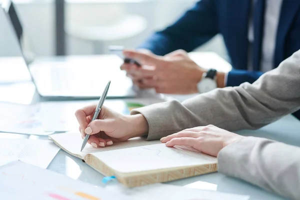 Handen Van Jonge Elegante Vrouwelijke Econoom Maken Van Organisatie Notities — Stockfoto