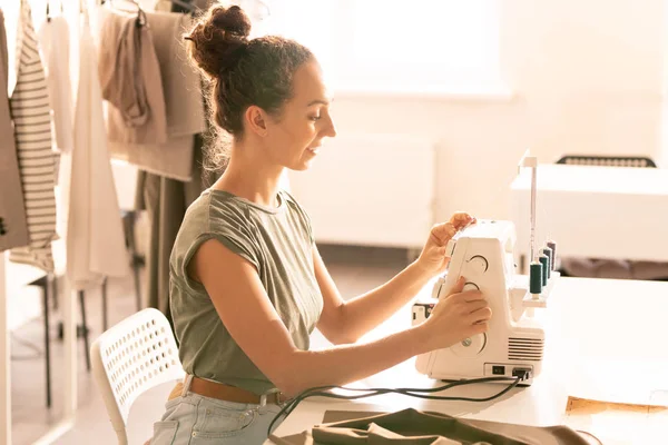 Mujer Joven Feliz Ropa Casual Preparando Hilos Máquina Coser Para — Foto de Stock