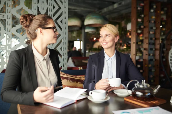 Lycklig Ung Blondin Affärskvinna Med Kopp Tittar Kollega Samtidigt Diskutera — Stockfoto