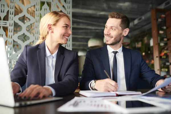 Zwei Junge Gut Gelaunte Kollegen Formalbekleidung Die Sich Bei Einem — Stockfoto