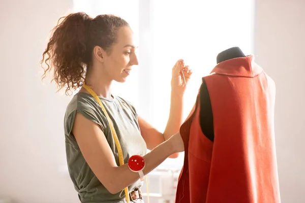 Unga Professionella Sömmerska Casulawear Stående Dummy Med Röd Ofullbordad Kappa — Stockfoto