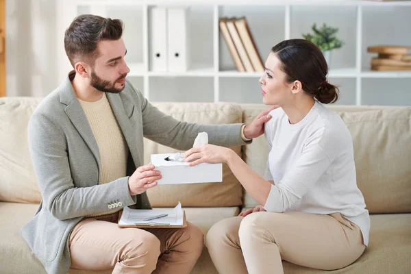 Jonge Vrouwelijke Patiënt Het Nemen Van Papieren Zakdoek Uit Doos — Stockfoto