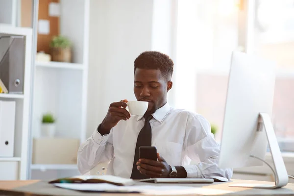 Joven Empleado Ocupado Serio Ropa Formal Tomar Café Mientras Está — Foto de Stock