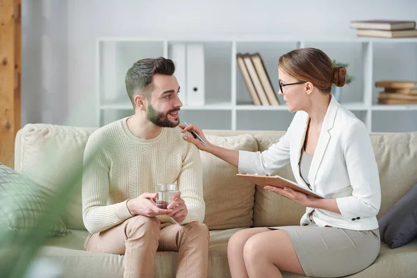 Young Psychologist Sitting Next Her Patient Couch Comforting Him Giving — Stock Photo, Image