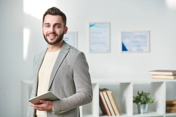 Gelukkige Jonge Zelfstandige Zakenman Smart Casual Werken Zijn Kantoor Studio — Stockfoto