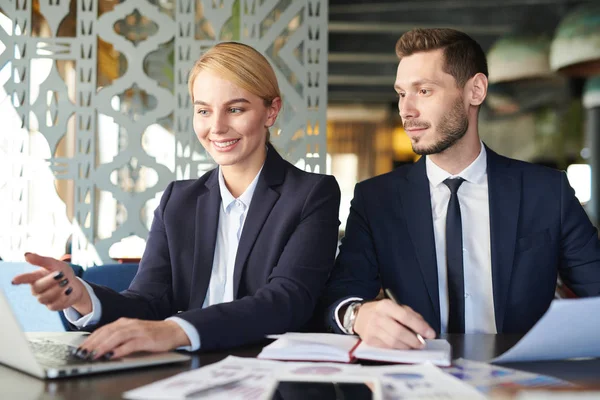 Jonge Zakenvrouw Wijzend Laptop Display Tijdens Het Maken Van Haar — Stockfoto