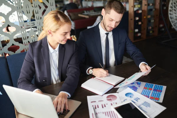 Dos Jóvenes Colegas Ocupados Organización Del Trabajo Formal Consultoría Sobre — Foto de Stock