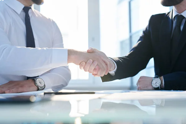 Handshake Two Young Contemporary Men Formalwear Desk Negotiating Meeting — Stock Photo, Image