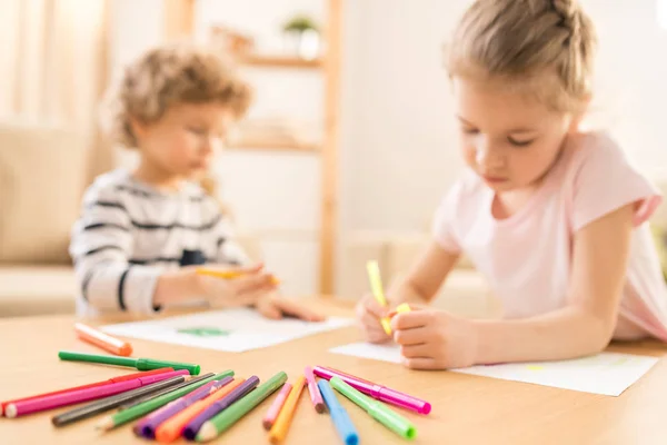 Grupo Iluminadores Multicolores Lápices Colores Mesa Sobre Fondo Dos Niños —  Fotos de Stock