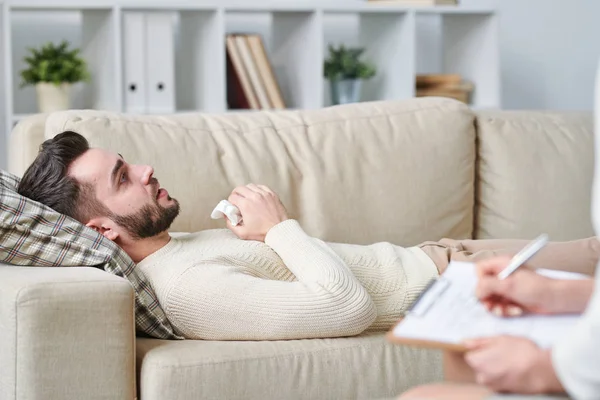 Giovane Stressato Sdraiato Sul Divano Fronte Consulente Parlando Dei Suoi — Foto Stock