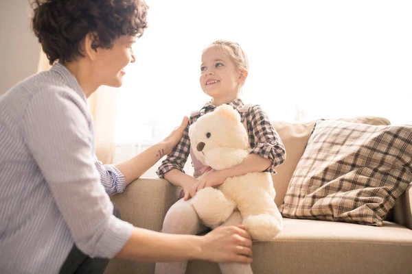 Glad Liten Flicka Med Mjuk Teddybjörn Leker Med Mamma Medan — Stockfoto