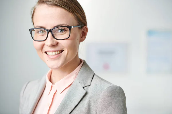 Feliz Joven Empresaria Exitosa Con Sonrisa Dentada Mirándote Mientras Sirve —  Fotos de Stock