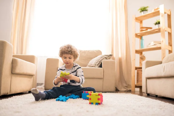 Kleiner Junge Sitzt Auf Dem Boden Des Wohnzimmers Und Bastelt — Stockfoto