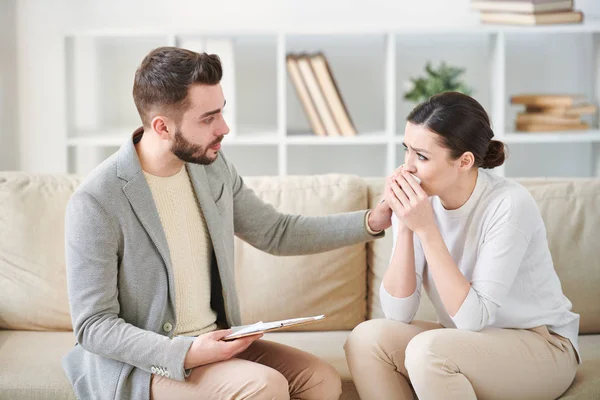 Huilende Jonge Vrouw Kijken Naar Haar Counselor Luisteren Naar Zijn — Stockfoto