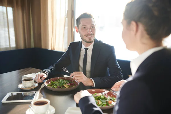 Jovem Homem Negócios Elegante Comendo Salada Legumes Frescos Intervalo Almoço — Fotografia de Stock