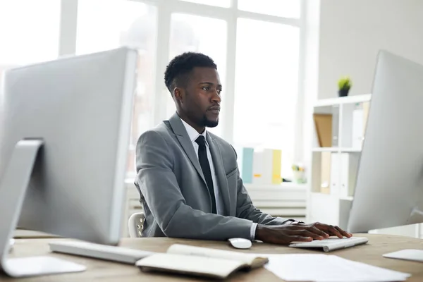 Jovem Homem Elegante Formalwear Olhando Para Tela Dos Computadores Enquanto — Fotografia de Stock